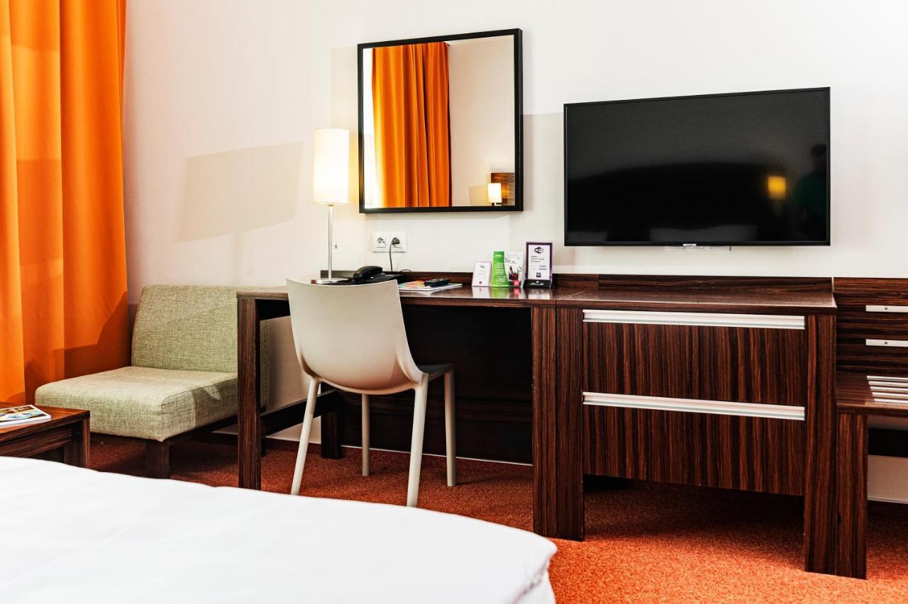 Hotel Euro Pardubice Bagian luar foto