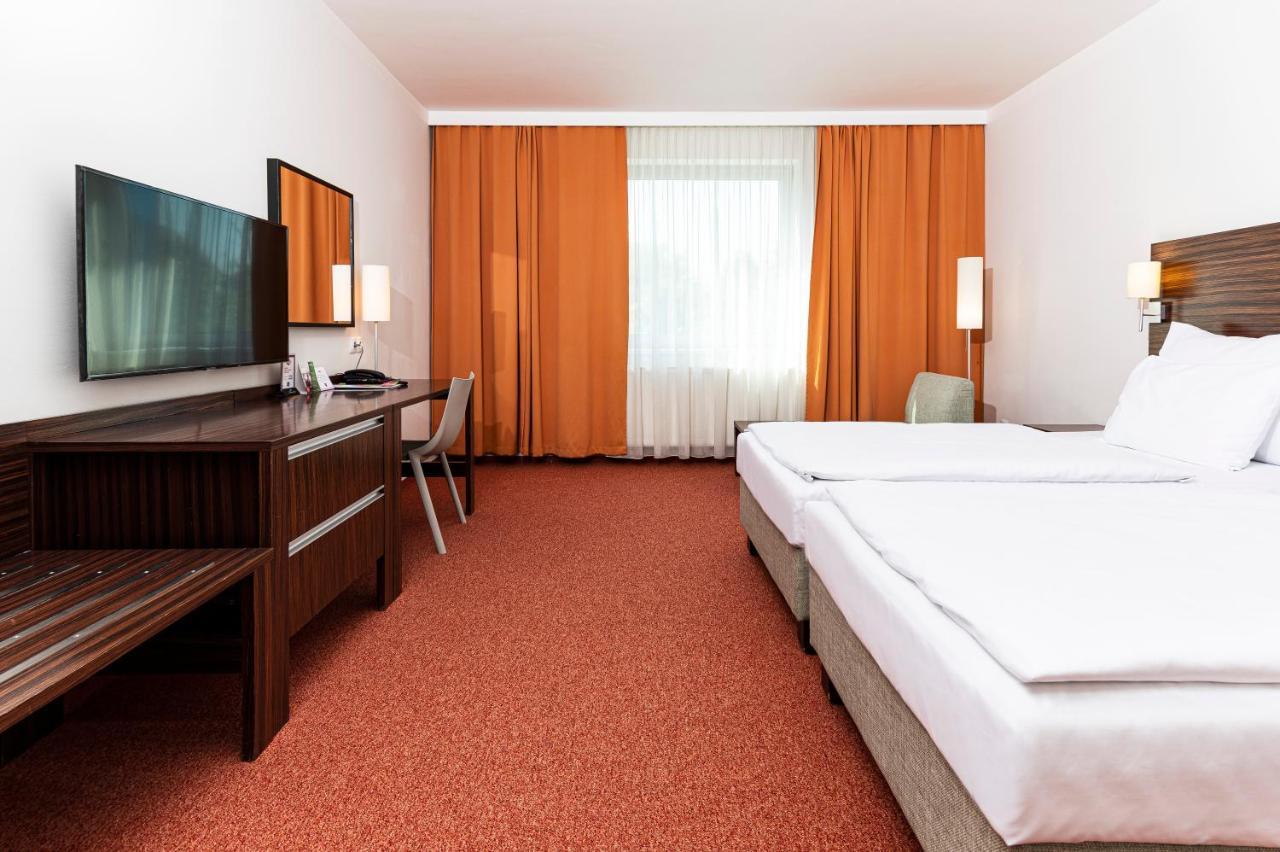 Hotel Euro Pardubice Bagian luar foto