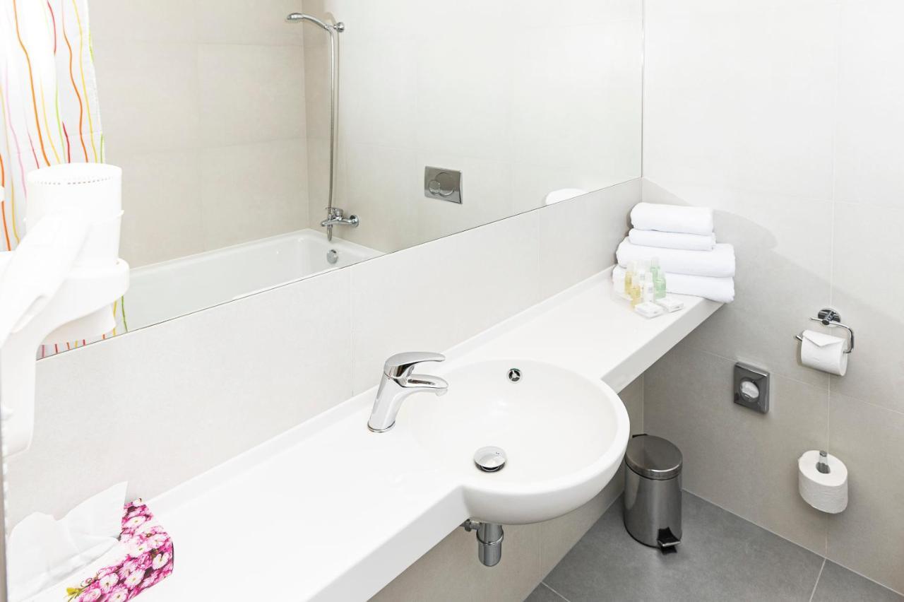 Hotel Euro Pardubice Bagian luar foto