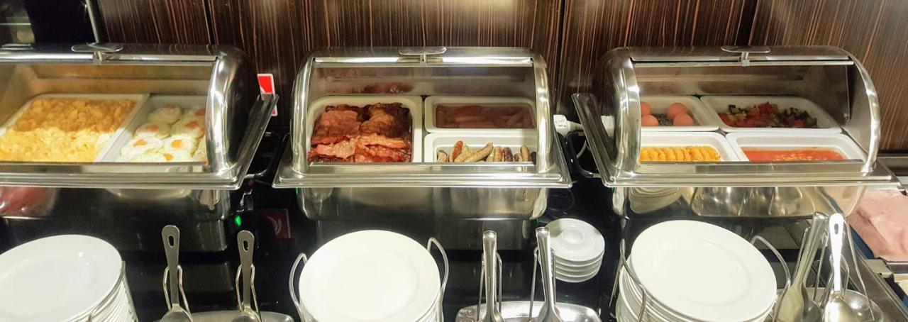 Hotel Euro Pardubice Bagian luar foto
