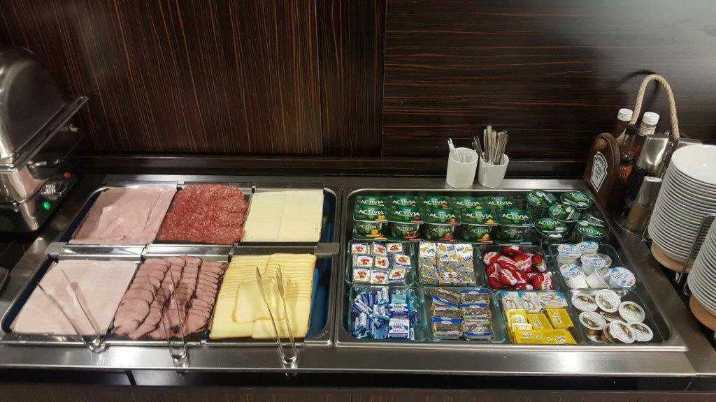 Hotel Euro Pardubice Bagian luar foto