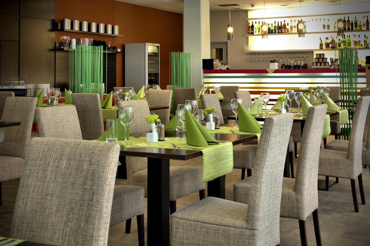 Hotel Euro Pardubice Bagian luar foto