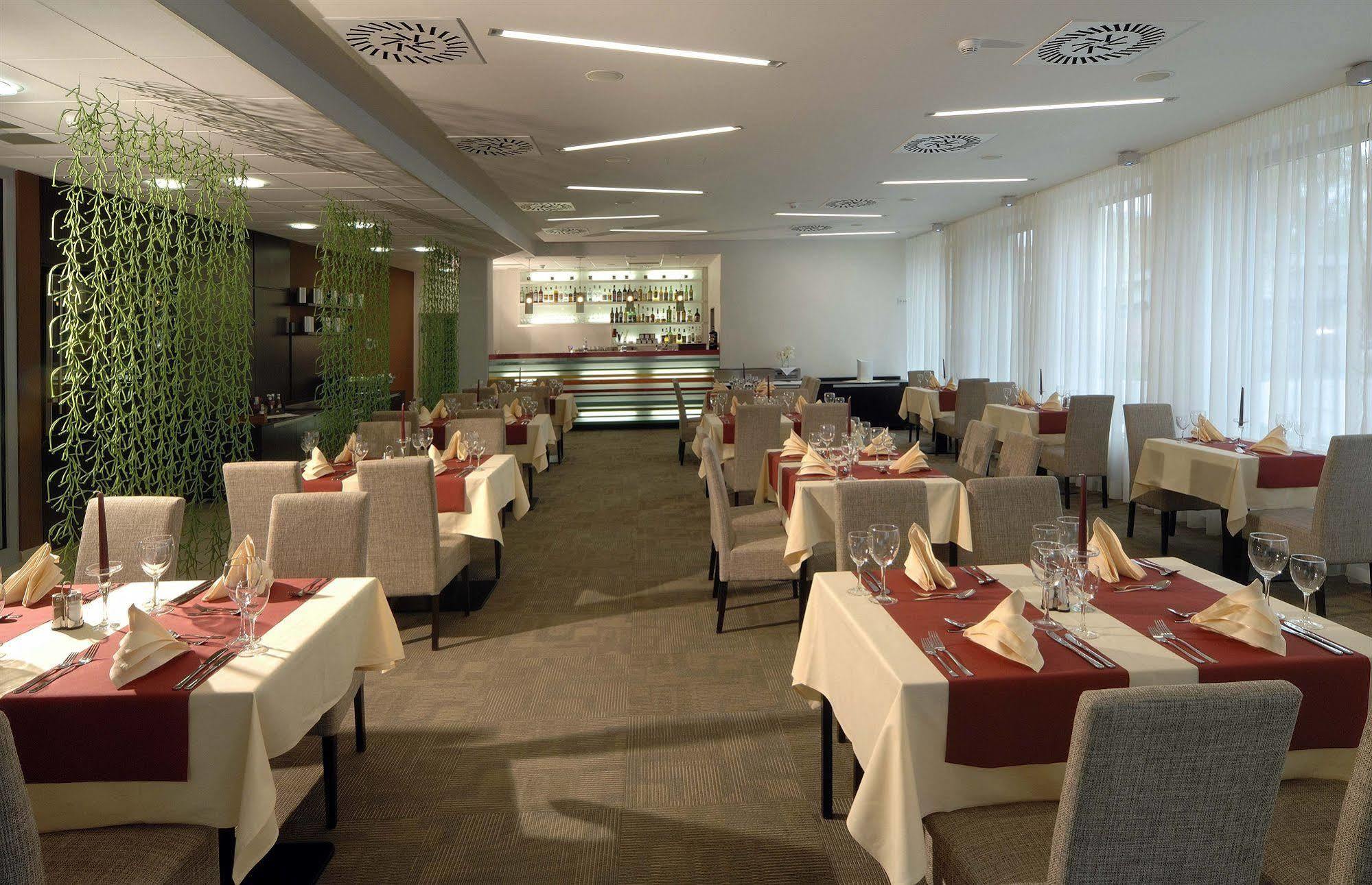 Hotel Euro Pardubice Bagian luar foto