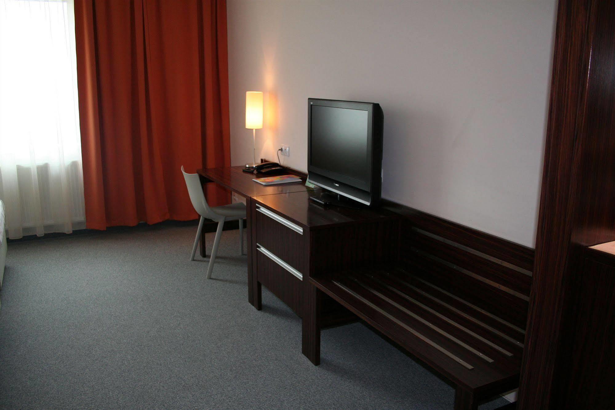 Hotel Euro Pardubice Bagian luar foto