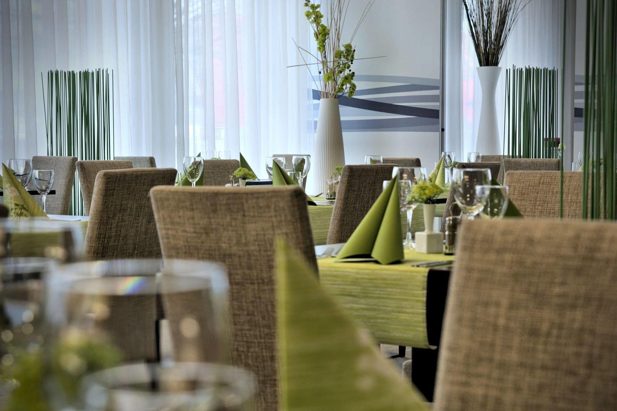 Hotel Euro Pardubice Bagian luar foto