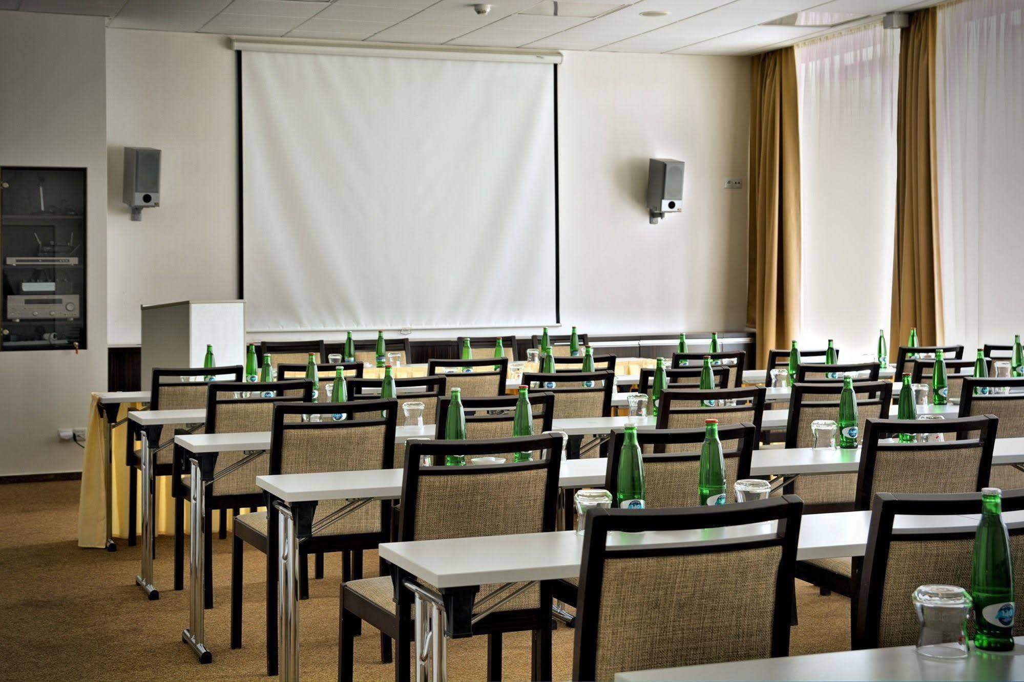 Hotel Euro Pardubice Bagian luar foto