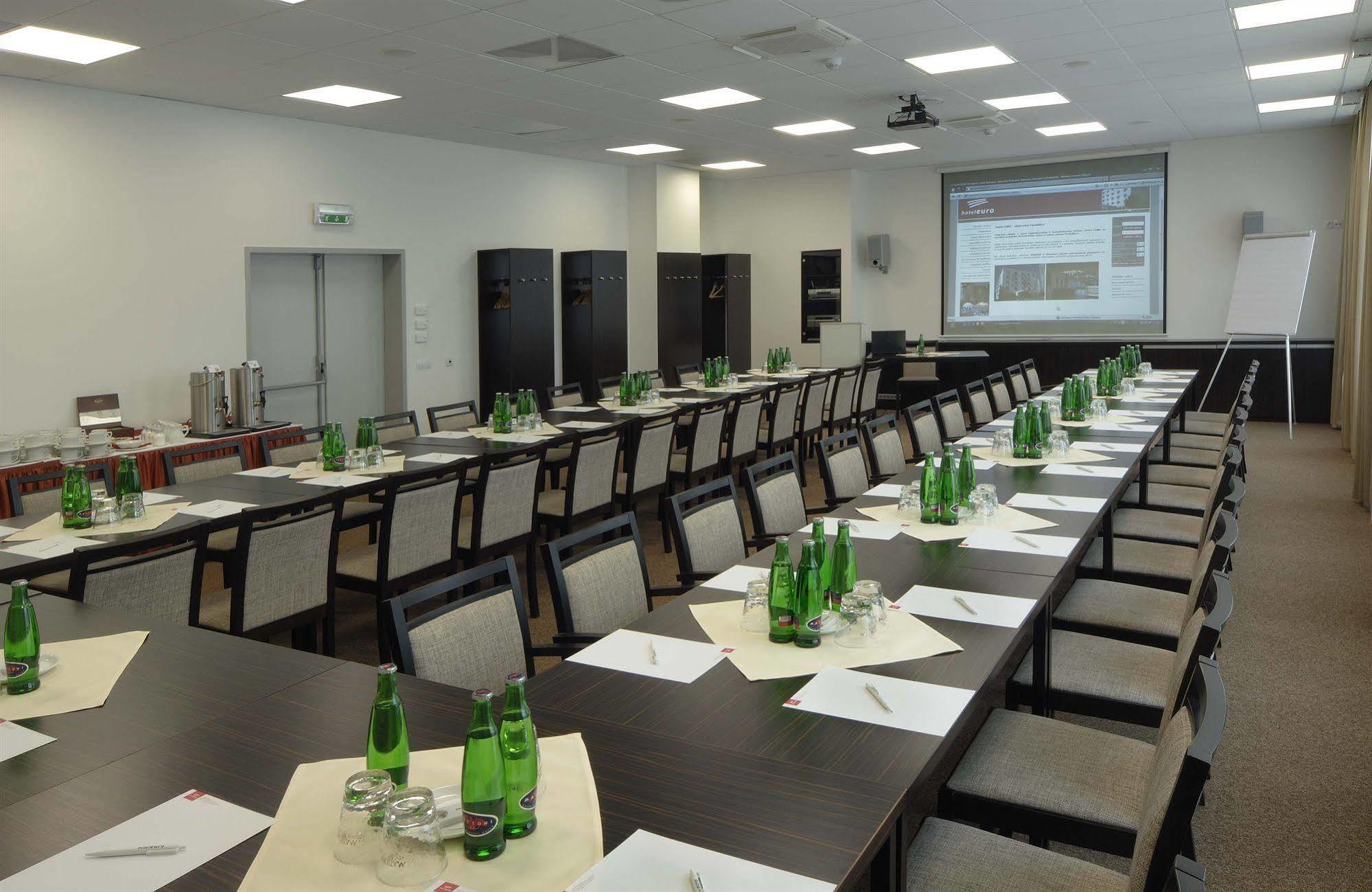 Hotel Euro Pardubice Bagian luar foto