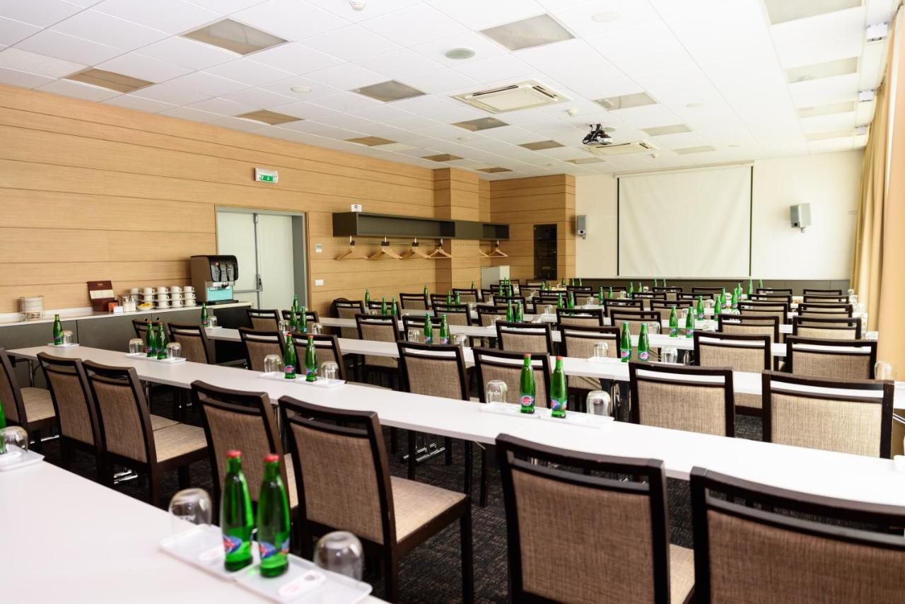 Hotel Euro Pardubice Bagian luar foto