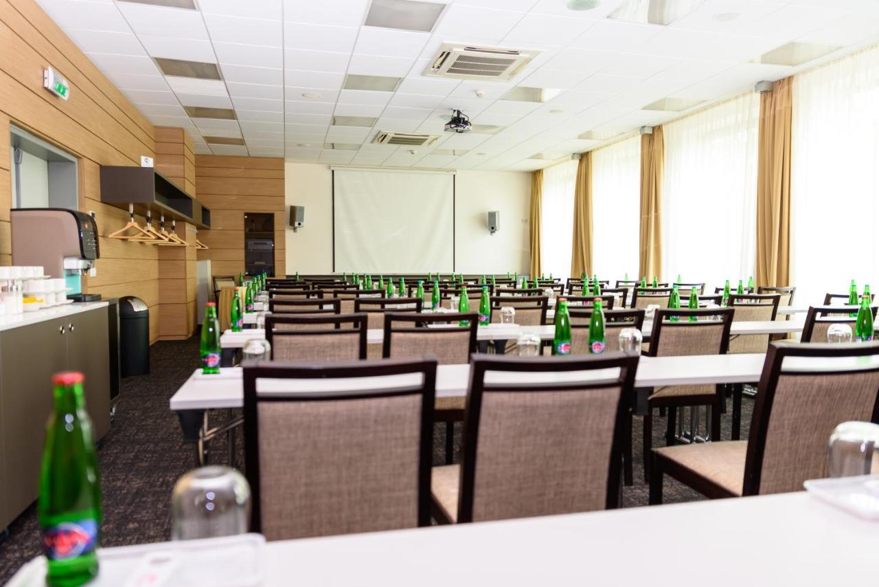 Hotel Euro Pardubice Bagian luar foto