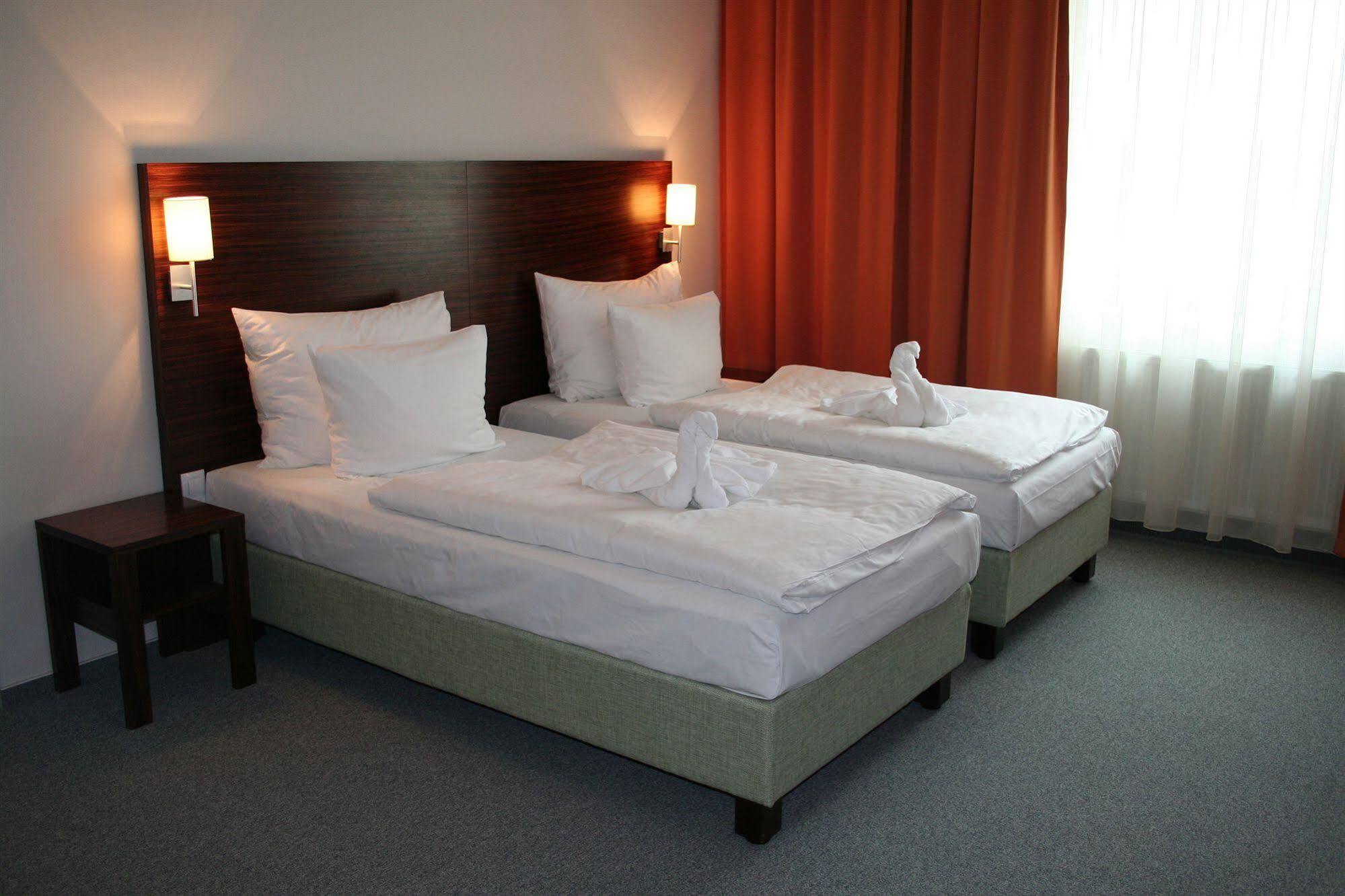 Hotel Euro Pardubice Bagian luar foto