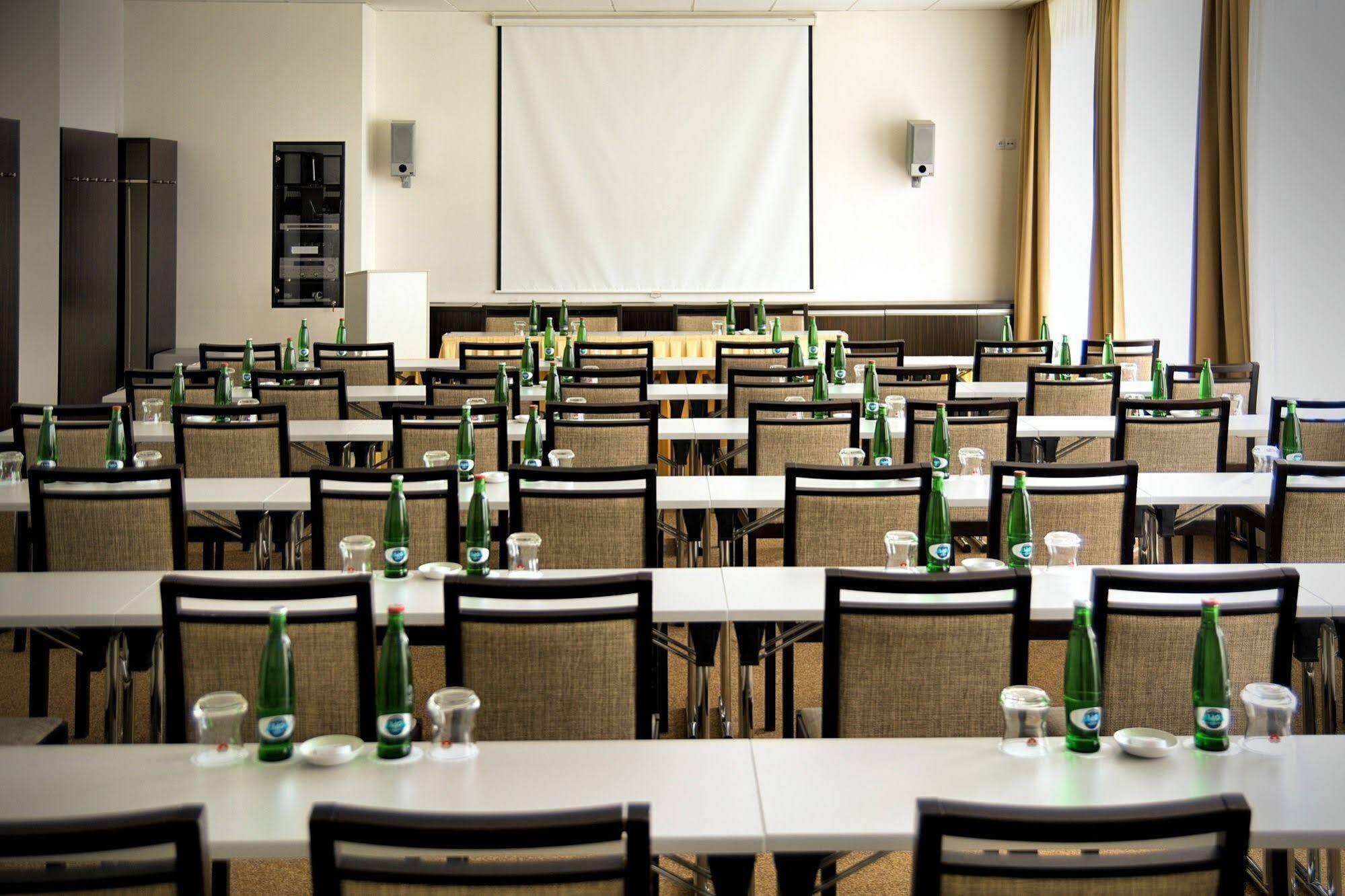 Hotel Euro Pardubice Bagian luar foto