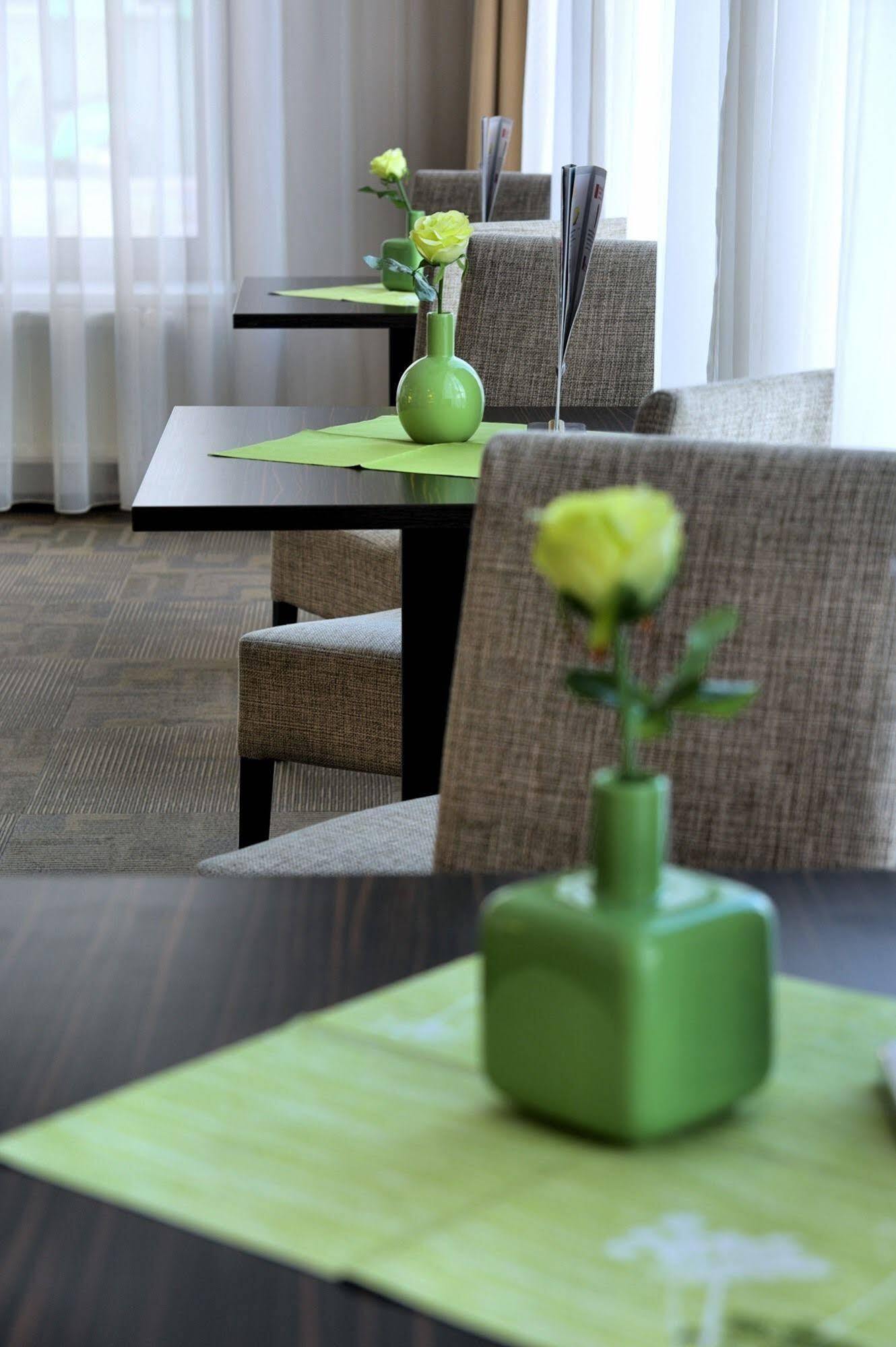 Hotel Euro Pardubice Bagian luar foto