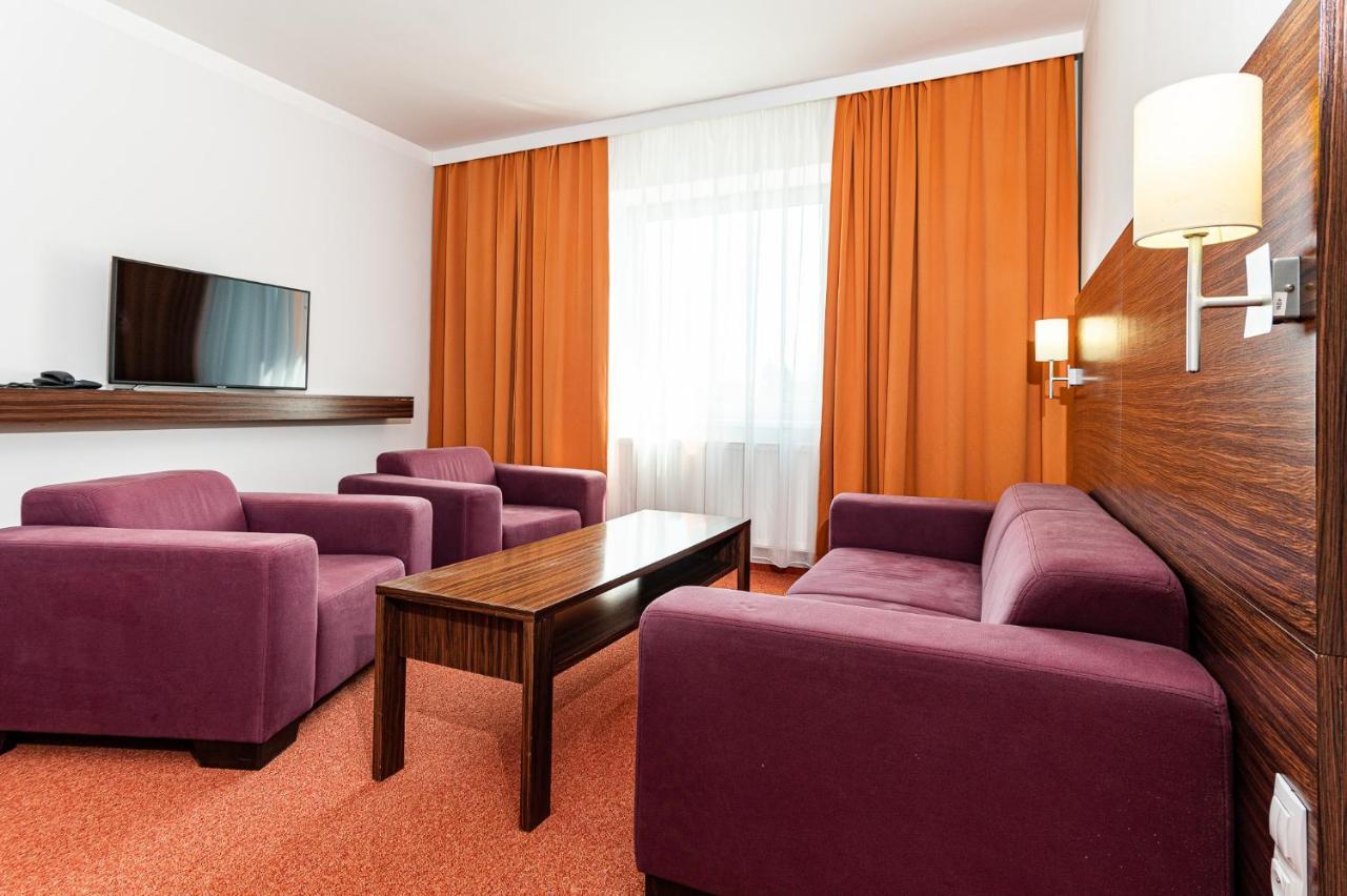 Hotel Euro Pardubice Bagian luar foto